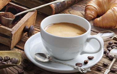 Kaffee und Croissant