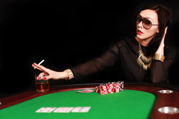Frau mit Zigarette und Wiskey am Pokertisch