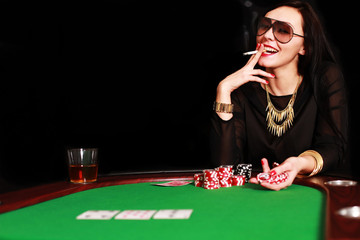 lachende Frau am Pokertisch