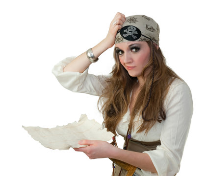 Femme pirate tenant une carte au tr&eacute;sor - un parchemin