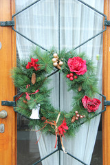 Fototapeta na wymiar Christmas wreath on a door
