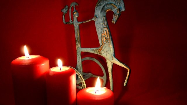 Drei rote Kerzen und der Reiter