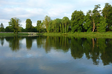 Fototapeta na wymiar Jezioro i widoku drzewa w Lydiard Park