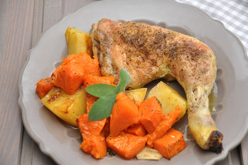 Knusprige Hühnerkeule mit Salbei und Kürbis