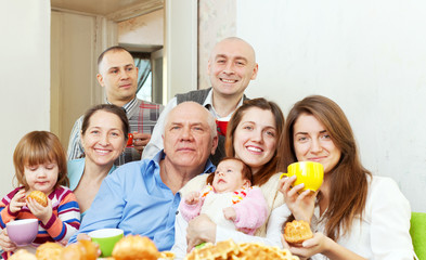 Obraz na płótnie Canvas Portret szczęśliwy trzy pokolenia rodziny
