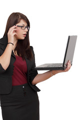 Frau mit Brille und Laptop