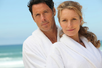 Obraz premium Middle-aged couple in bathrobe