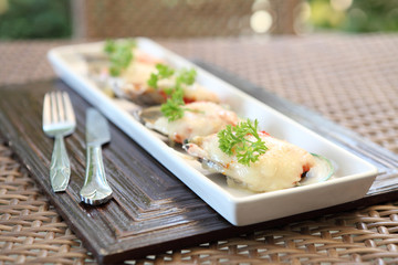 Baked mussels with cheese