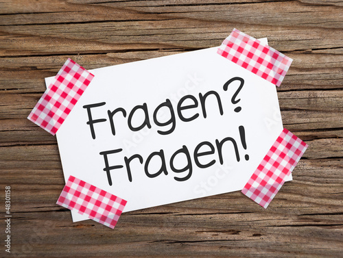 "Klebestreifen Zettel auf Holz FRAGEN? FRAGEN!" Stockfotos und