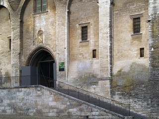 Fototapeta na wymiar Wejście w Pałacu Papieży w Awinionie, Francja