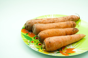 Frische Karotten  auf Teller