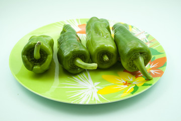 Frische Grüne  Paprika auf Teller