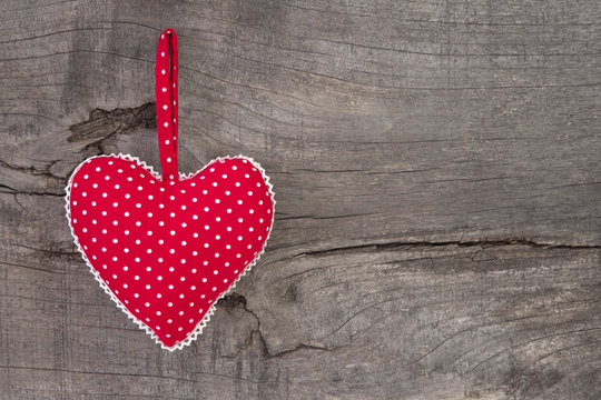 Rotes Herz mit Punkten - Ein Herz für die Liebe