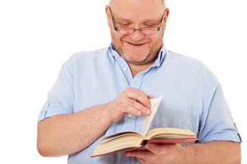 Charismatischer Mann liest ein Buch