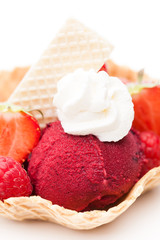 Rotes Eis und rote Beeren mit Waffel