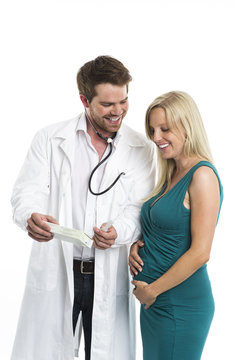 Arzt spricht über das Ultraschallbild der Schwangeren
