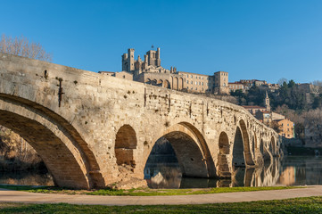 Le Pont vieux sur l'Orb &agrave; B&eacute;ziers, H&eacute;rault en Occitanie, France
