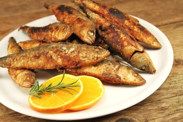 ein voller Teller Sardinas