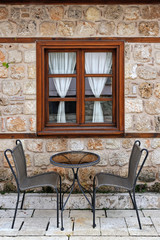 Fototapeta na wymiar Pusty stół i krzesła na zewnątrz kawiarnia w starym mieście Ant