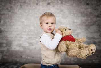 kind mit kuscheltier