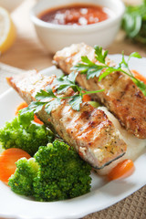 Grilled salmon steak with broccoli and carrot