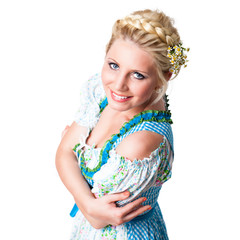 junge blonde Frau im Dirndl