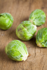 Kohlsprossen auf Holzplatte