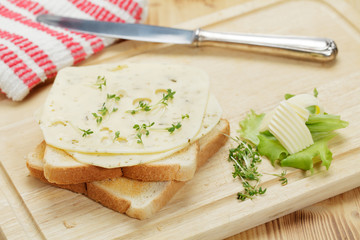 Toast mit Bärlauchkäse