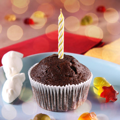 geburtstagsmuffin mit kerze und s&uuml;&szlig;igkeiten