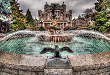 Foto op Canvas Fountain in front of British Columbia Government Parliament Buil © souvenirpixels