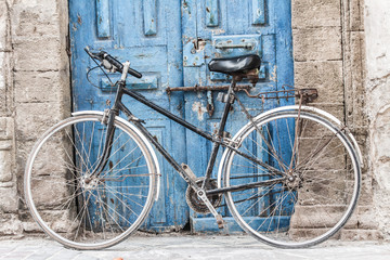 Fototapeta na wymiar Biały rower przed sklepem w Marakeszu, Maroko