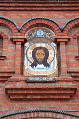 Икона на воротах в храм
