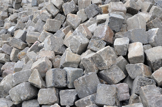 Rankensteinseo - ein Haufen graue Pflastersteine