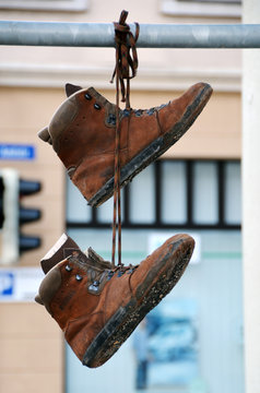 w&auml;rmepumpenseo - zwei alte Schuhe h&auml;ngen an einer Stange