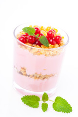 Joghurt mit Johannisbeeren