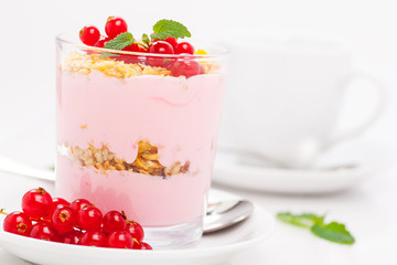 Joghurt mit Johannisbeeren