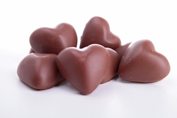 Obraz na płótnie Canvas czekolada kształcie serca na białym tle