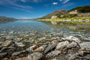 Fototapeta na wymiar Błękitne niebo i czysta woda, Wanaka Lake w Nowej Zelandii.