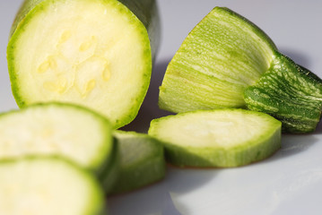 CALABACÍN CORTADO SOBRE FONDO BLANCO, CUCURBITA PEPO