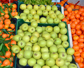 Manzanas frescas expuestas en la parada del mercado