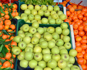 Manzanas frescas expuestas en la parada del mercado