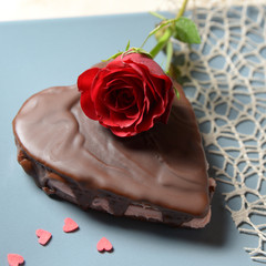 Kuchen in Herzform mit roter Rose