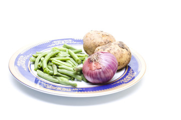 Bohnen mit Zwiebel und Kartoffel auf Teller