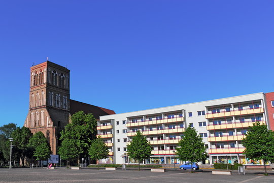 Kirche und Plattenbau