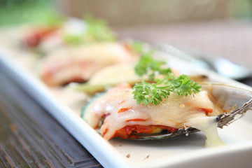 Baked mussels with cheese