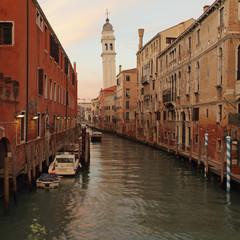 Fototapeta na wymiar Obrazowe Venice canal o zmierzchu, Wenecja