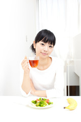 Obraz na płótnie Canvas młoda kobieta azjatyckie jedzenie sałatka