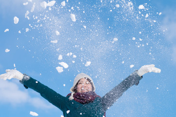 雪遊びをする女性