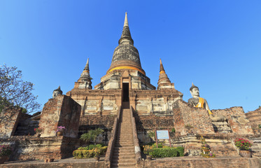 Fototapeta na wymiar Buddha objęte pomarańczowy tkaniny ze świątyni Wat Yai Chai
