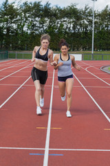 Obraz premium Women trying to win race